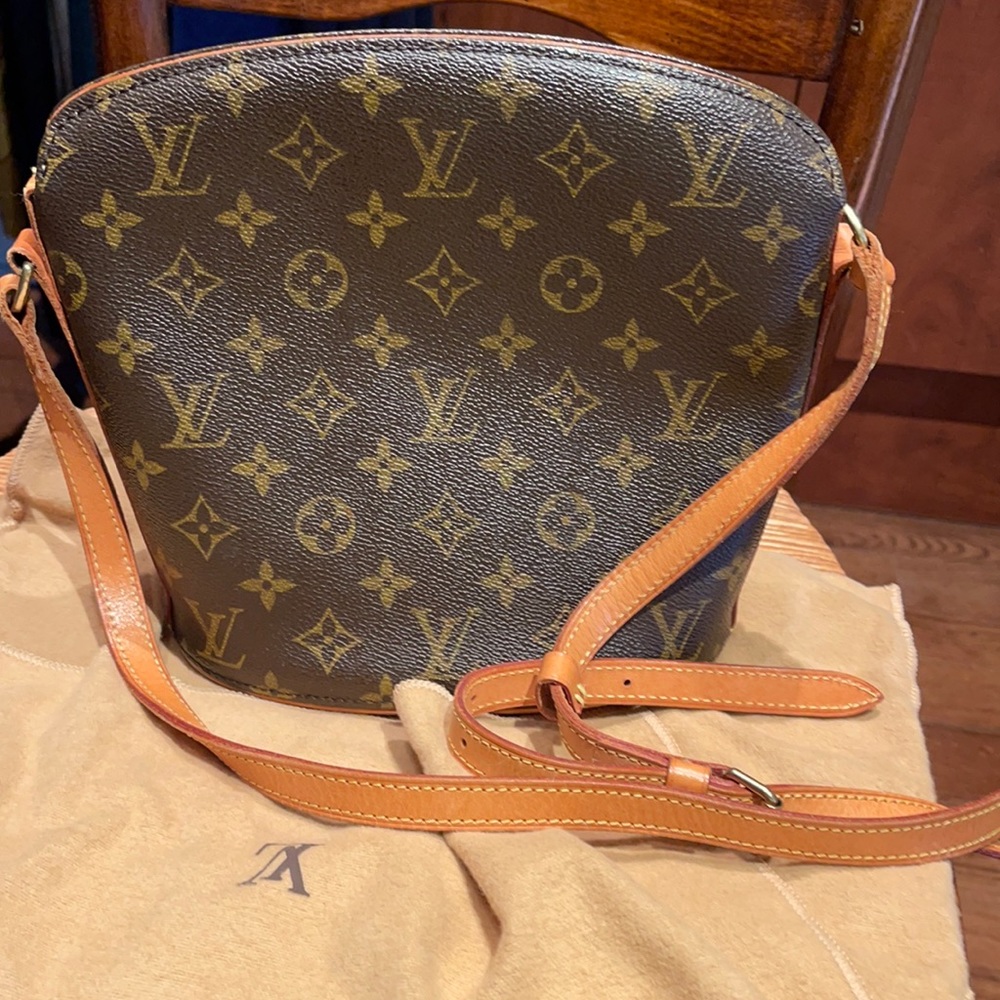 L.V seashell hand bag